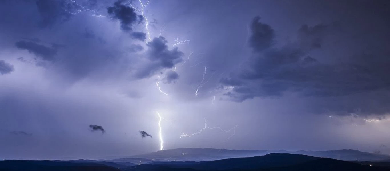 Κεραυνός χτύπησε υποσταθμό της ΔΕΗ στην Κέρκυρα – Χωρίς ρεύμα πολλές περιοχές